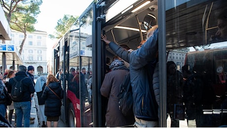 Sciopero generale oggi venerdì 13, Roma paralizzata: metro Atac chiusa, traffico e pioggia. Comunità ebraica contro Usb