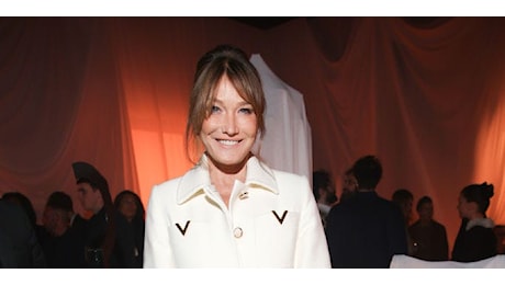 Il cappotto bianco di Carla Bruni alla sfilata di Valentino per l'Autunno 2024