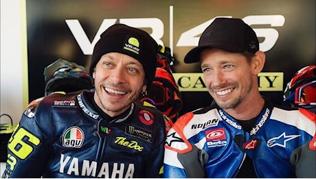 Sei minuti di poesia sul canale YouTube di Valentino Rossi xal Ranch con Casey Stoner: “Vuoi fare un giro come nel vero flat track?” [VIDEO]