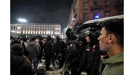 Capodanno piazza Duomo, insulti all'Italia e alla polizia: le reazioni