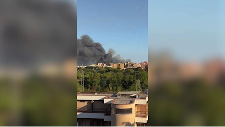 Incendio a Ponte Mammolo: le fiamme minacciano un hotel