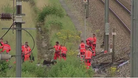 Francia, operai al lavoro sulla linea ferroviaria bloccata dai sabotaggi