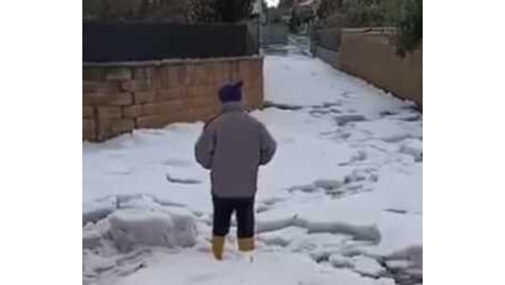 Grandinata sul litorale, strade imbiancate dopo la tromba marina