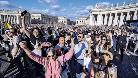 Il silenzio, poi il boato per l'elezione di Leone XIV. Nella piazza superba si piange e si urla (in tutte le lingue)