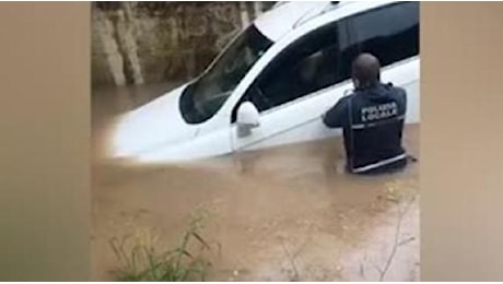 Maltempo in Liguria, un uomo intrappolato nell'auto nel sottopasso allagato viene salvato dai vigili