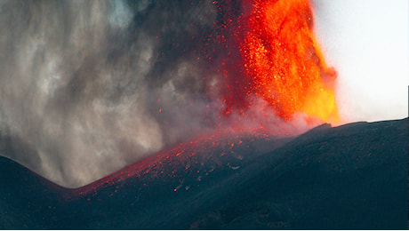 Stromboli ed Etna sono collegati? No, facciamo chiarezza sulle eruzioni in corso