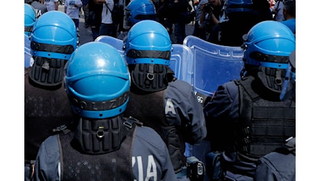 Bologna, scontri tra polizia e collettivi durante manifestazioni: ultime news