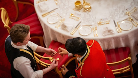 I segreti del banchetto a Buckingham Palace con l'Imperatore giapponese: per l'allestimento ci sono volute tre settimane