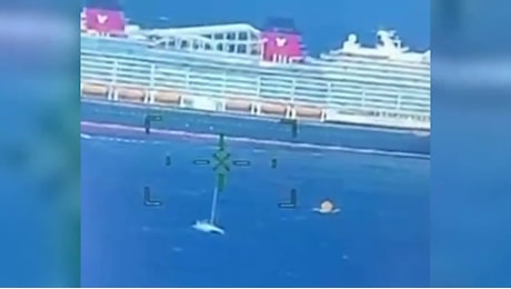 La nave della Disney salva quattro persone: erano a bordo di un catamarano in pieno Oceano