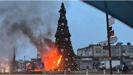 Siria, incendiato un albero di Natale nel distretto cristiano di Hama, proteste a Damasco