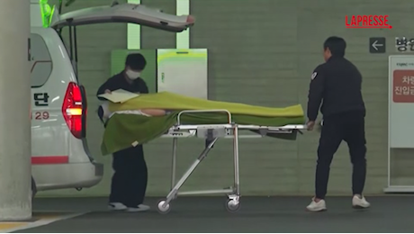 VIDEO Corea del Sud, l'arrivo in ospedale di uno dei due sopravvissuti allo schianto del volo Jeju Air