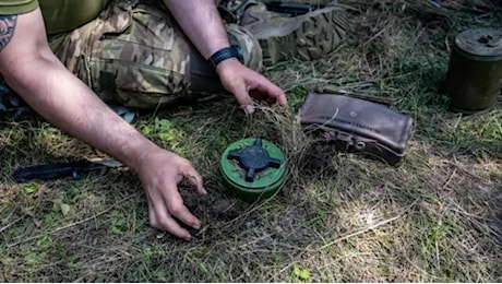 Perché Biden ha dato l’ok all’uso di mine antiuomo non persistenti in Ucraina: cosa sono e come saranno usate