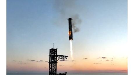 Per la prima volta il booster Super Heavy ritorna alla base: il video del lancio storico di SpaceX