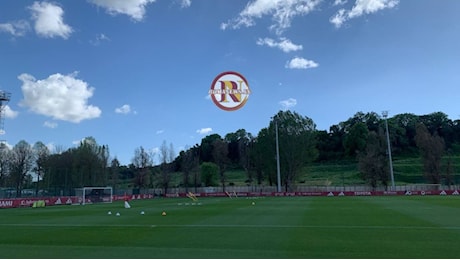 Trigoria, mattinata in campo per la Roma: il “buongiorno” della squadra prima dell’inizio (VIDEO)