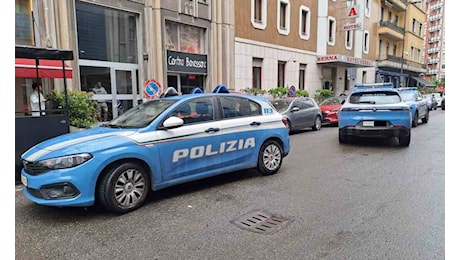 Milano, detenuto in permesso di lavoro litiga con un collega poi lo accoltella: 50enne in fin di vita. L’uomo in fuga, era in carcere per femminicidio