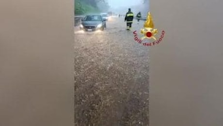 Maltempo nel catanese, strade allagate come fiumi per nubifragio