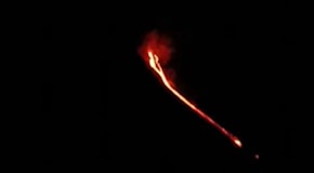 Stromboli, il cratere fa le bizze: l'eruzione riprende forza