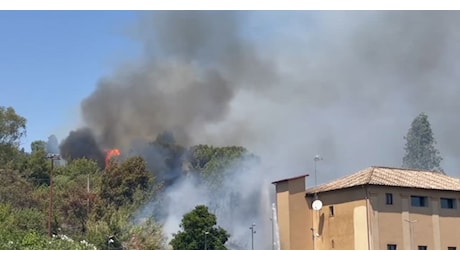 IL VIDEO. Roma, incendio dietro al tribunale penale: colonna di fumo nella zona