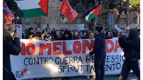 Studenti in piazza per il No Meloni Day bloccano il traffico in centro