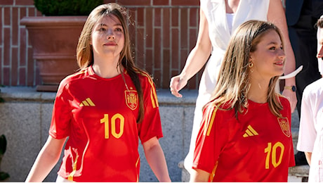 Leonor e Sofia principesse tifose: con le maglie sportive incontrano la nazionale spagnola