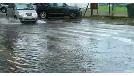 Maltempo, allerta rossa a Milano, scuole chiuse a Bergamo e Lecco, Protezione civile: In arrivo precipitazioni intense e mareggiate - VIDEO