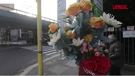 Donna investita sulle strisce a Milano, fiori sul luogo della tragedia