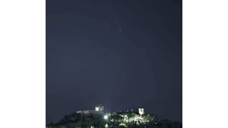 La cometa del secolo illumina il cielo di Campobasso: spettacolo tra Castello Monforte e Santuario dei Monti