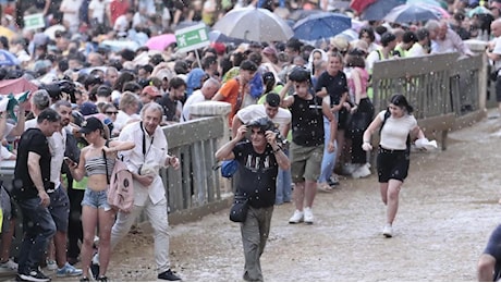 La festa del Palio di Siena rovinata dalla pioggia. Carriera rinviata a oggi