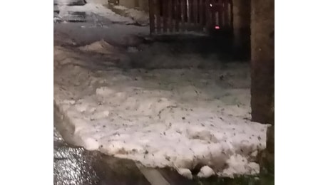 Sembra neve ma è grandine, meteo 'pazzo' sull'Appennino modenese.