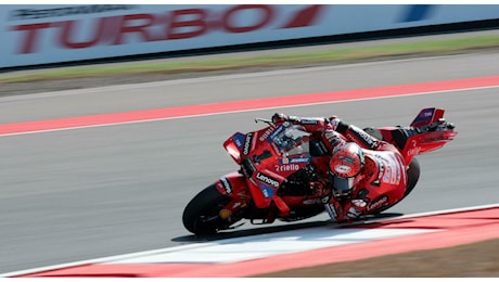 MotoGP, Pecco Bagnaia vince la Sprint del Gp d'Indonesia: brutta caduta per Jorge Martin