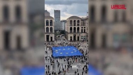 Milano, una bandiera gigante per celebrare la 'Giornata dell'Europa'
