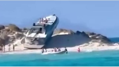 Lo yacht extra-lusso si arena su una spiaggia a Formentera