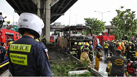 Thailandia, tragedia durante una gita. Scuolabus in fiamme a nord di Bangkok: morti 22 bambini e tre insegnanti