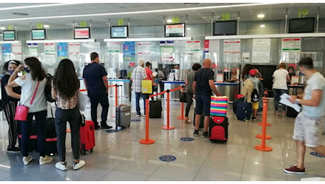 Caos negli aeroporti di Bari e Brindisi: sistema informatico in tilt, anche in serata voli cancellati. Ecco quali