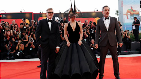 Lady Gaga surreale, Joaquin Phoenix classico: look a contrasto a Venezia