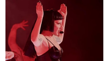 Lady Gaga al Coachella: gioca a scacchi in Poker Face