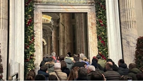 Giubileo, pellegrini in fila per ore per la Porta Santa di San Pietro. La prossima è a Rebibbia