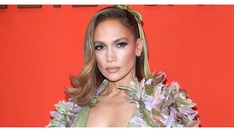 Jennifer Lopez vola in economy da Napoli a Parigi: lo stupore dei fan sull'aereo con lei