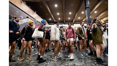 A Londra in metro senza pantaloni, torna ‘No Trousers Tube Ride’