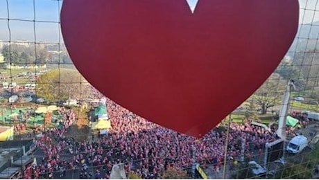 Torino, raduno dei Babbi Natale: piazza Polonia si colora di rosso per i piccoli ricoverati del Regina Margherita