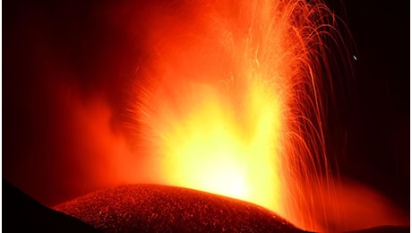 Etna, fontane di lava e cenere su Catania: il video spettacolare del vulcano, ripresa l'attività