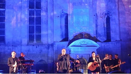 Ascoli Piceno, tutti pazzi per Russell Crowe: in migliaia per il concerto in Piazza del Popolo