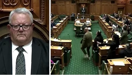 Nuova Zelanda, la protesta dei membri Maori in Parlamento: la Haka ferma i lavori dell'Aula