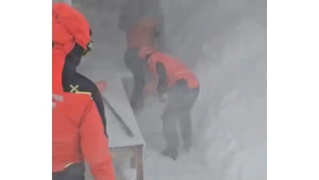 Bufera sul Gran Sasso, i soccorritori non possono raggiungere i due alpinisti di Santarcangelo