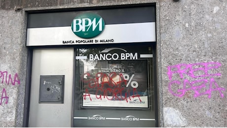 Corteo pro Palestina a Milano: “Spara a Giorgia” su una vetrina. Tensioni e cariche della polizia