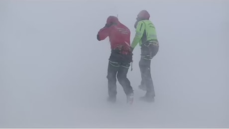 Le condizioni sul Gran Sasso proibitive, rallentati i soccorsi ai due alpinisti bloccati [VIDEO]