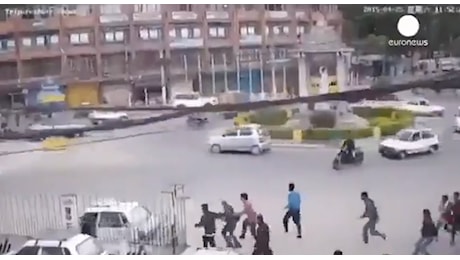 Violento terremoto in Cina: le immagini impressionanti della scossa in una piazza di Shigatse [VIDEO]