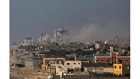 Guerra, Difesa civile Hamas: 60 corpi estratti nel sud di Gaza. LIVE