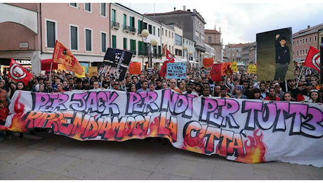 Giacomo Gobbato, in diecimila al corteo in memoria del 26enne ucciso per sventare una rapina. Polemica politica con Brugnaro