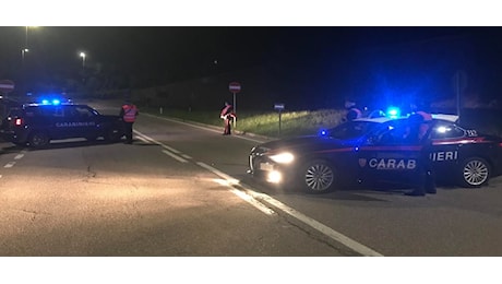 Trovato morto al bordo della strada: indagano i carabinieri. Un'auto pirata?